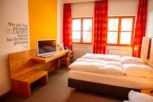Säng eller sängar i ett rum på Hotel Gut Schwaige