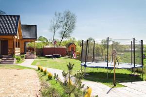 plac zabaw z trampoliną w ogrodzie w obiekcie Domki Letniskowe Zbyszko w Świnoujściu