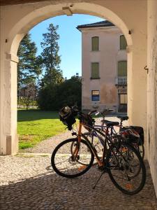 dos bicicletas estacionadas frente a un edificio en Fiori&vigne di Cecilia Marcon, en Farra di Soligo