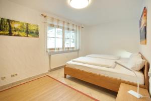 - une chambre avec un lit et une fenêtre dans l'établissement Zum See, à Ofterschwang