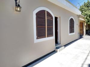 a white house with a window with a shutter at Casa San Román in La Rioja