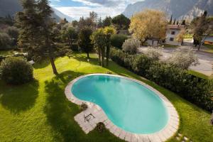 una vista aérea de una piscina en un patio en Casa Marco, en Nago-Torbole