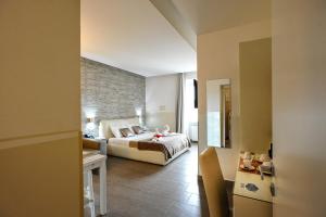 1 dormitorio con 1 cama y 1 mesa en una habitación en Domus Castroni Pompeo Magno en Roma
