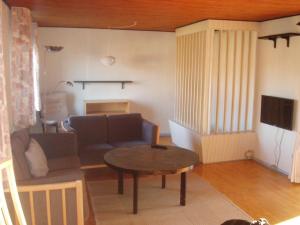 uma sala de estar com um sofá e uma mesa em "Alléhuset" em Roslev