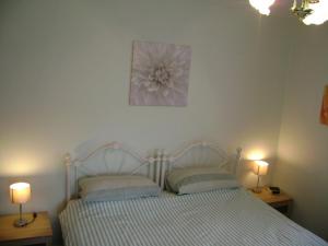 A bed or beds in a room at Beechwood House B & B 