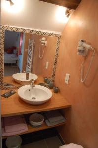 a bathroom with two sinks and a large mirror at Chambres d'Hôtes Les Coquelicots in Francueil