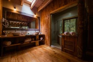 Cucina o angolo cottura di Huilo Huilo Nawelpi Lodge