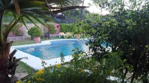 Swimming pool sa o malapit sa Casa encantadora con piscina privada y chimenea