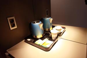 ein Tisch mit einem Tablett mit in der Unterkunft Mini Hotel 141 in Gyeongju