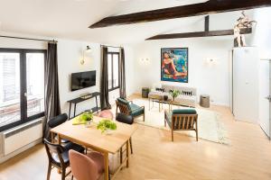 Телевизор и/или развлекательный центр в Habitat Parisien - Montorgueil Suite