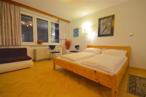 une chambre avec un lit et un canapé dans l'établissement Spacious 2 bedroom apartment Zell-am-See town center, à Zell am See