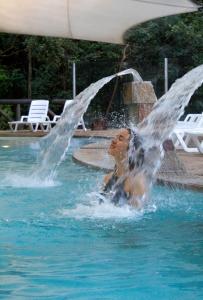 Bazén v ubytování Hotel y Termas Huife nebo v jeho okolí