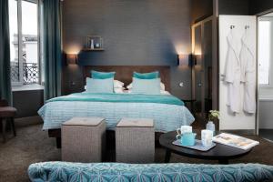 Een bed of bedden in een kamer bij Hôtel Plaza Étoile