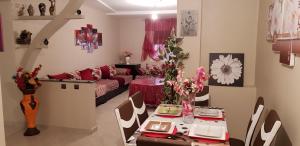 sala de estar con mesa y sofá en Appartement de luxe centre ville les "Dunes d'Or", en Oujda