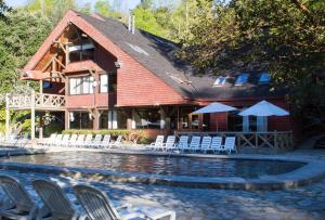Bazén v ubytování Hotel y Termas Huife nebo v jeho okolí
