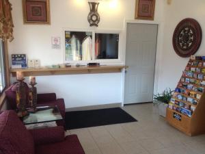 a waiting room with a counter in a store at Guest Inn Lebanon (Ohio) in Lebanon +12 photos