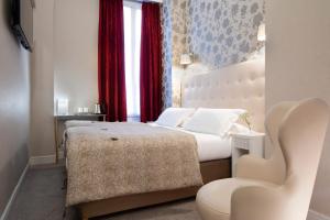 Een bed of bedden in een kamer bij Hôtel Plaza Étoile
