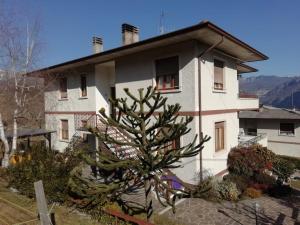 una casa con un albero di Natale davanti di La Casa dei Gelsomini ad Arsiero