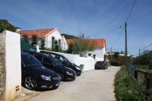 阿格拉索山索布勞的住宿－Casa de Campo Moinhos da Gozundeira，停在停车场的一排汽车