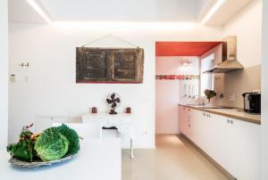 una cocina con una mesa con verduras. en Villa Aruch, en Florencia