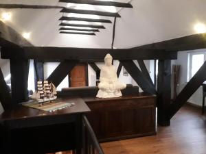 萬格爾蘭的住宿－茲姆滕克魯格旅館，木桌上设有雕像的房间