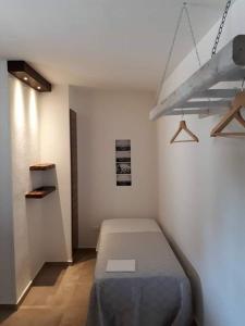ein Schlafzimmer mit einem Bett in einem Zimmer in der Unterkunft Masseria Nzeta in Carovigno