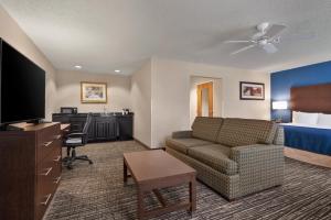 una camera d'albergo con divano e letto di Baymont by Wyndham Washington a Washington
