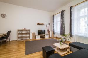 - un salon avec un canapé et une télévision dans l'établissement Silver Apartments, à Kutná Hora