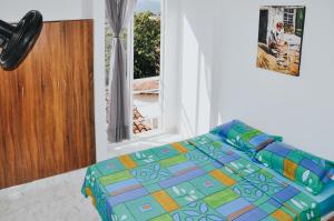 a bedroom with a bed and a window at Bello Apt Buga con Bella vista y refrescante Brisa in Buga