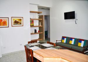 a living room with a table and a couch at Bello Apt Buga con Bella vista y refrescante Brisa in Buga