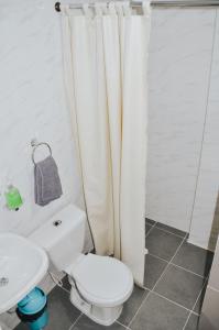a bathroom with a toilet and a sink at Bello Apt Buga con Bella vista y refrescante Brisa in Buga