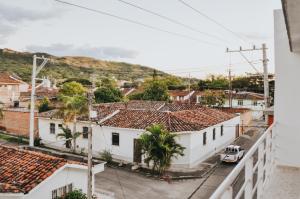 an aerial view of a town with houses at Bello Apt Buga con Bella vista y refrescante Brisa in Buga