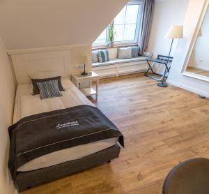 Кровать или кровати в номере Landhotel zum grünen Kranze