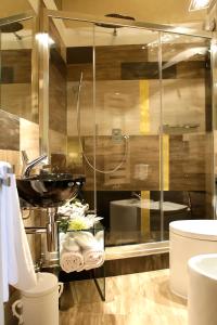 bagno con doccia, lavandino e servizi igienici di Residenza D'Epoca -Santa Caterina a Pisa