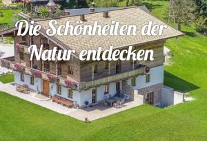 une maison avec les mots die schmittler der neufebelen dans l'établissement Dürnberggut, à Sankt Martin bei Lofer