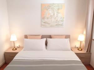 ヴェルナッツァにあるThe Terraceのベッドルーム1室(白いベッド1台、ランプ2つ付)