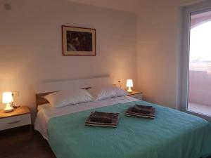 Ένα ή περισσότερα κρεβάτια σε δωμάτιο στο Apartmani Luce i Miho