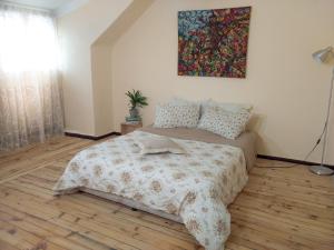 1 dormitorio con 1 cama y una pintura en la pared en Good Stay Sofia Apartments en Sofía