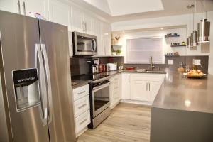 Kitchen o kitchenette sa Charming Seattle Home Near Lake Washington