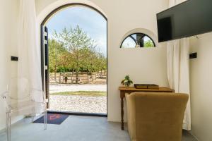 an arched door leading into a room with a desk at De Oosterling in Deil