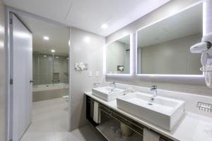 Un baño de Hotel Casa Blanca