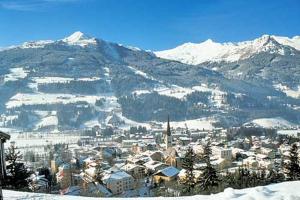 miasto w śniegu z górami w tle w obiekcie Apartment Stubnerkogelblick w mieście Bad Hofgastein