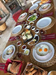 una mesa con platos de comida y pan. en Kekik Otel Selimiye en Selimiye