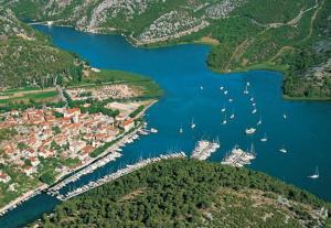 una vista aérea de un puerto con barcos en el agua en Guesthouse Juric en Skradin