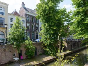 Afbeelding uit fotogalerij van Large Historical Apartment & Canal Terrace in Utrecht