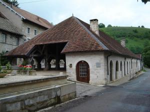 stary kamienny budynek z brązowym dachem w obiekcie Gîte de campagne Dromard w mieście Sancey-le-Long