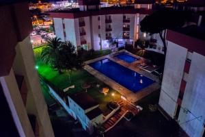 an overhead view of a swimming pool at night at Apartamento Lince in Matalascañas