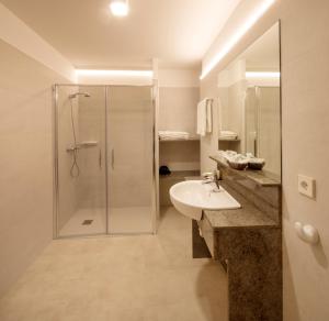 
A bathroom at Hotel Real Colegiata San Isidoro
