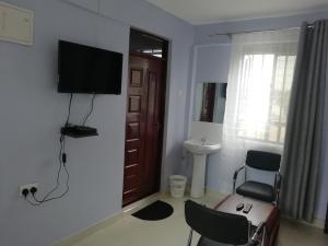 Μια τηλεόραση ή/και κέντρο ψυχαγωγίας στο White Stone Beach Resort +67 φωτογραφίες