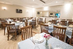 Restoran või mõni muu söögikoht majutusasutuses Summit Hotel Monaco